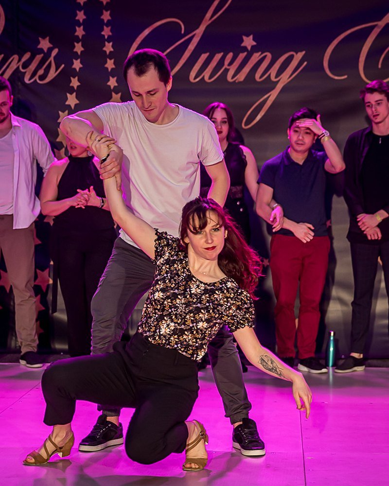 Marine Valet en finale de West Coast Swing au Paris Swing Classic, en pleine figure devant les autres finalistes